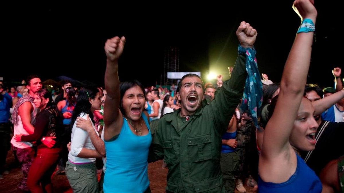 Rebeldes de las FARC asisten a un concierto en el sur de Colombia, el domingo pasado.