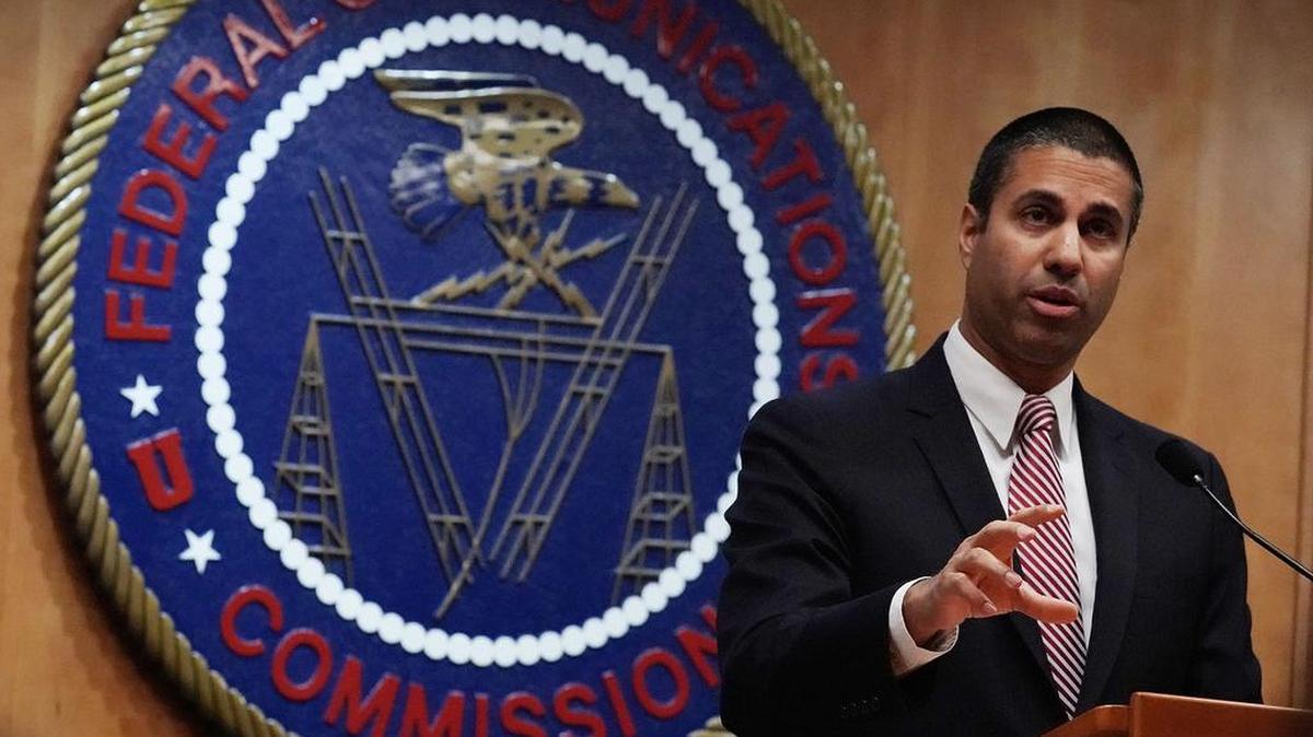 El presidente de la Comisión Federal de Comunicaciones, Ajit Pai, habla con la prensa el 14 de diciembre, después que la comisión eliminó las regulaciones de neutralidad en la Internet.