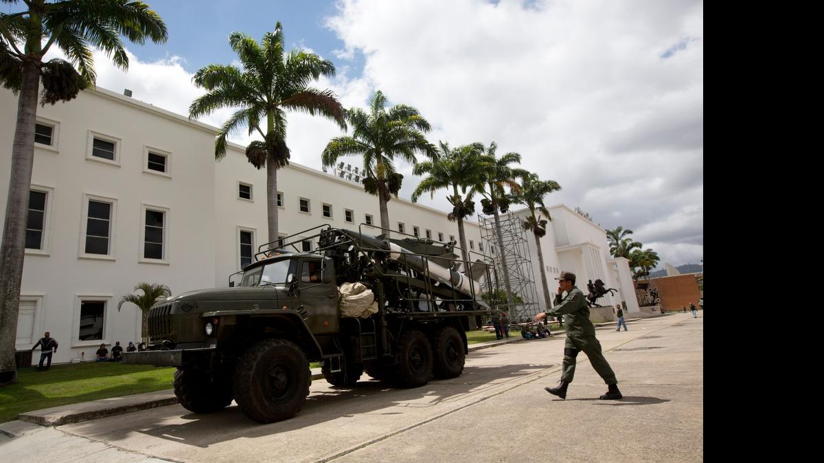 
Un soldado del ejército venezolano camina junto a un vehículo lanza misiles antes de comenzar un desfile cívico-militar en Fuerte Tiuna, Caracas, el pasado marzo.


