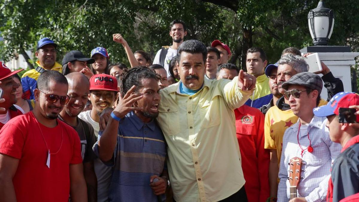 El presidente venezolano, Nicolás Maduro, saluda a sus seguidores durante una manifestación el 1 de junio, en Caracas, contra la aplicación de la Carta Demorática de la OEA a Venezuela.