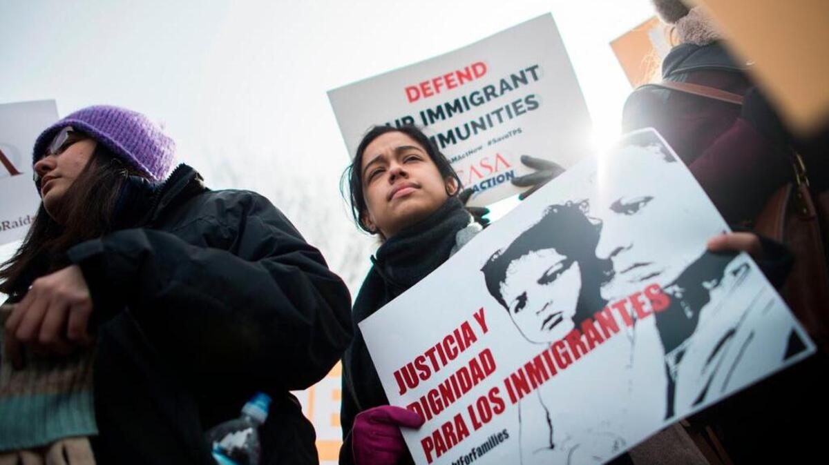 Inmigrantes y activistas protestan cerca de la Casa Blanca, el 8 de enero, a favor de que se extienda el TPS a más de 195,000 salvadoreños.