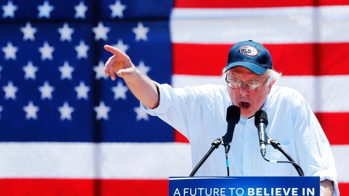El candidato presidencial demócrata Bernie Sanders pronuncia un discurso en un acto de campaña en Cathedral City, California, el 25 de mayo.