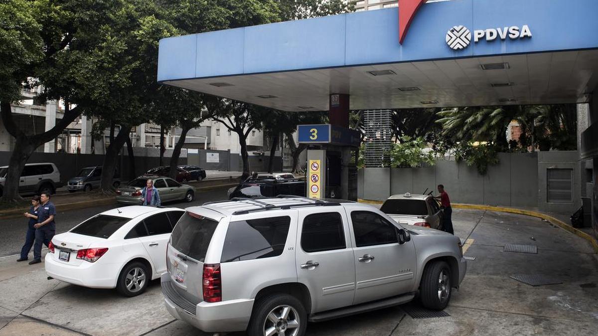 Varios vehículos esperan su turno en una gasolinera de Caracas. 