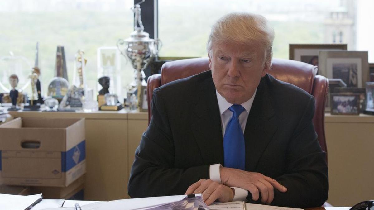 El candidato republicano Donald Trump ofrece una entrevista a medios de prensa en su oficina de la Torre Trump, en Nueva York. 