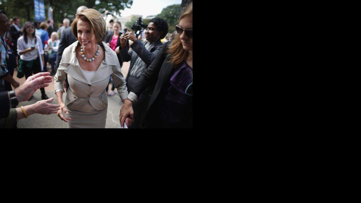 
La líder de la minoría de la Cámara, Nancy Pelosi (demócrata por California) saluda al público durante una manifestación en contra de la privatización del Seguro Social, en Washington, el pasado septiembre.
