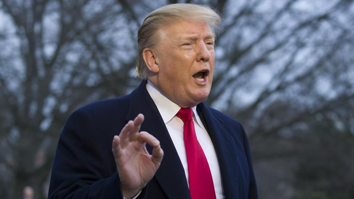 El presidente Donald Trump habla con periodistas el domingo en la Casa Blanca, después que fue revelado que el informe de Robert Mueller concluyó que no hubo conspiración de su campaña presidencial con Rusia.