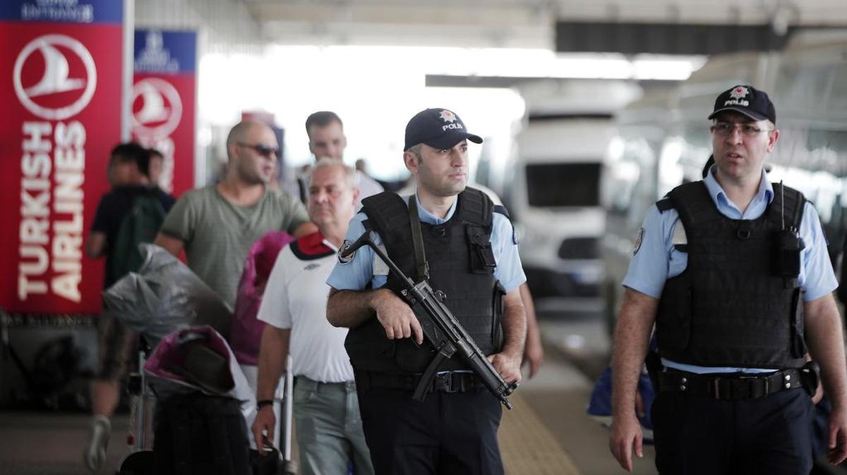 Policías turcos patrullan el aeropuerto Ataturk, en Estambul, después que varios terroristas mataron a más de 40 personas en un ataque suicida el martes.