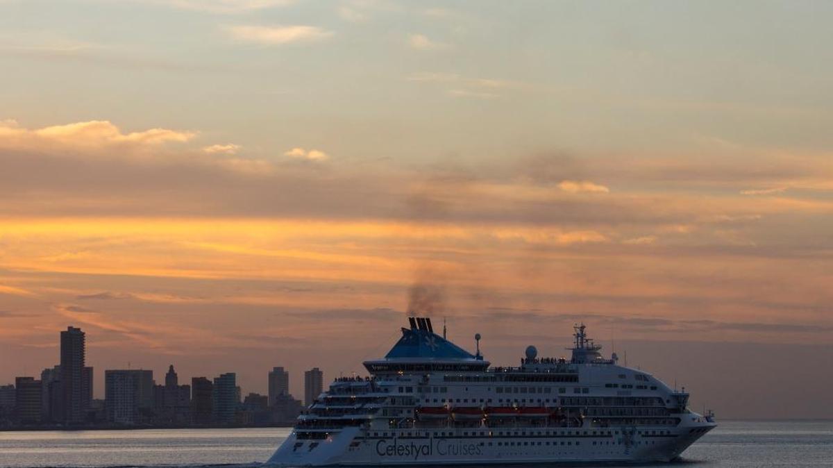 El crucero Celestyal Crystal, perteneciente a una compañía con sede en Chipre, sale de La Habana en el ocaso, el pasado 22 de diciembre.