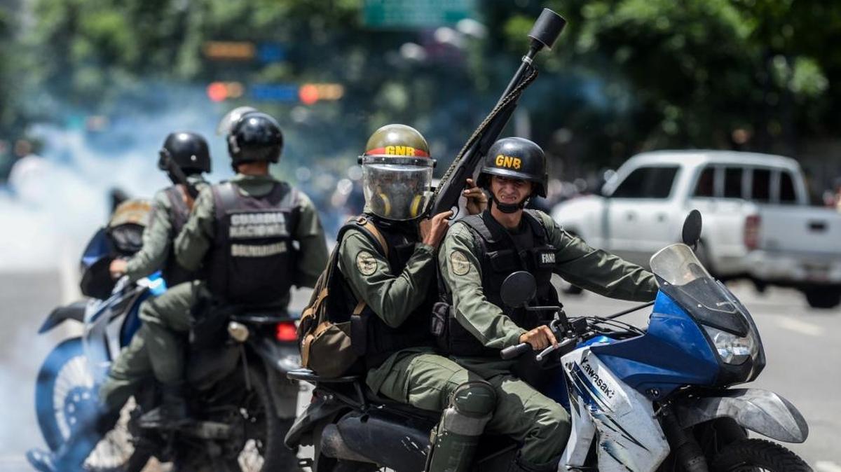 Miembros de la Guardia Nacional impiden que manifestantes lleguen a la Plaza Altamira para protestar contra el gobierno de Maduro, el 14 de junio.
