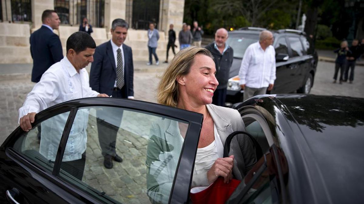 La representante de la Unión Europea Federica Mogherini sube a su auto oficial después de una conferencia de prensa en La Habana, el 4 de enero.