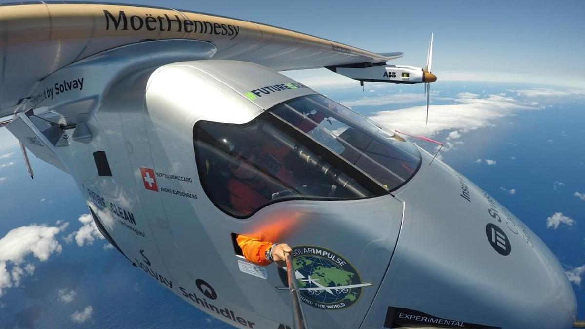 Bertrand Piccard, el piloto del Impulse 2, una aeronave impulsada por la energía solar, toma un selfie antes de aterrizar en Sevilla, España, el pasado 23 de junio, procedente de Nueva York.
