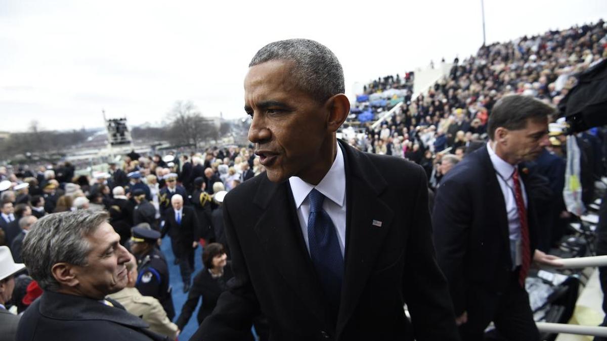 El ex presidente Barack Obama saluda a asistentes a la inauguración de Donald Trump al salir del Capitolio, el viernes 20 de enero.