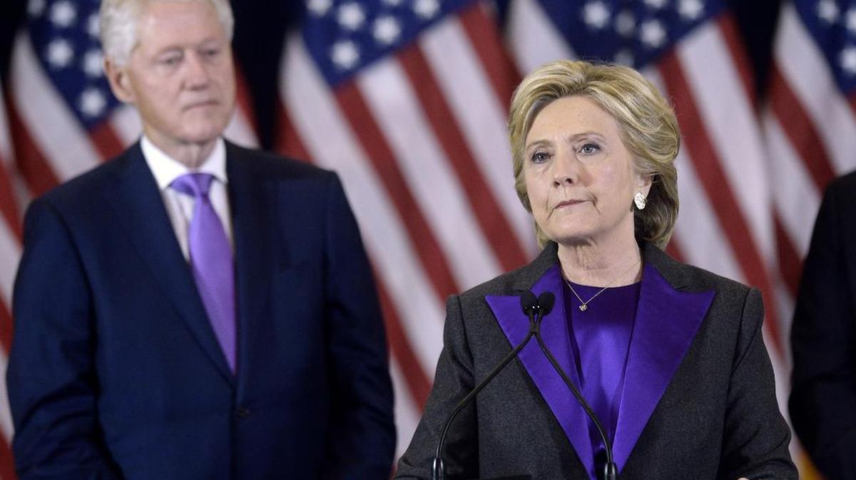 La candidata demócrata Hillary Clinton, junto a su esposo, el ex presidente Bill Clinton, reconoce su derrota en un discurso en Nueva York el pasado 9 de noviembre.
