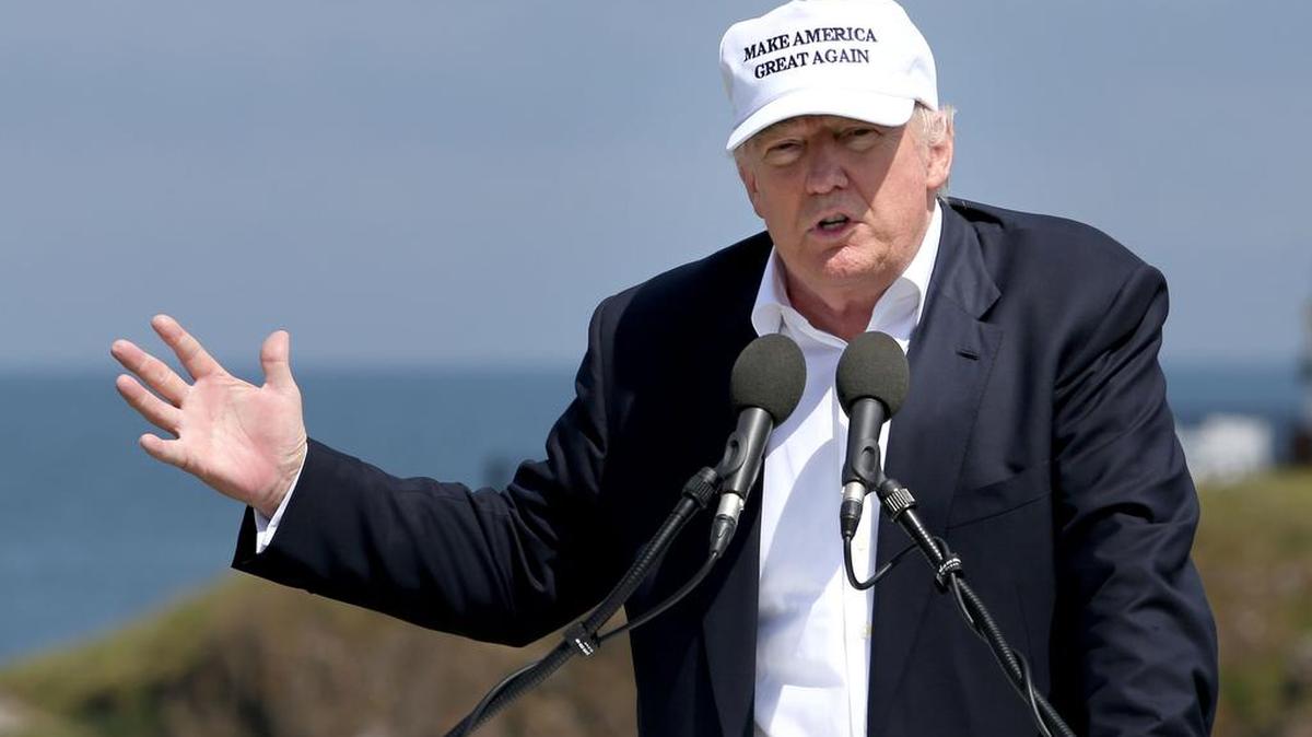 El candidato republicano Donald Trump pronuncia un discurso en su campo de golf en Turnberry, Escocia, el viernes. Trump aplaudió la decisión de los británicos de separarse de la Unión Europea.
