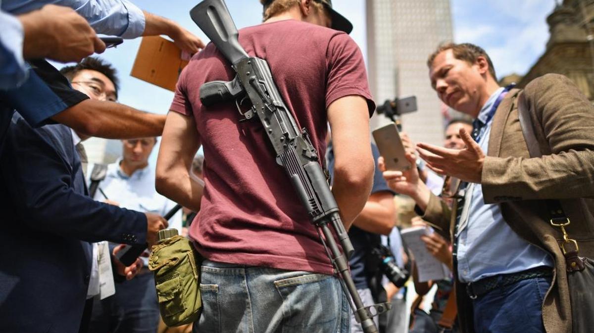 Un hombre armado con un fusil habla con periodistas en Cleveland el lunes pasado, el primer día de la Convención Nacional Republicana. En Ohio es legal llevar armas a la vista.