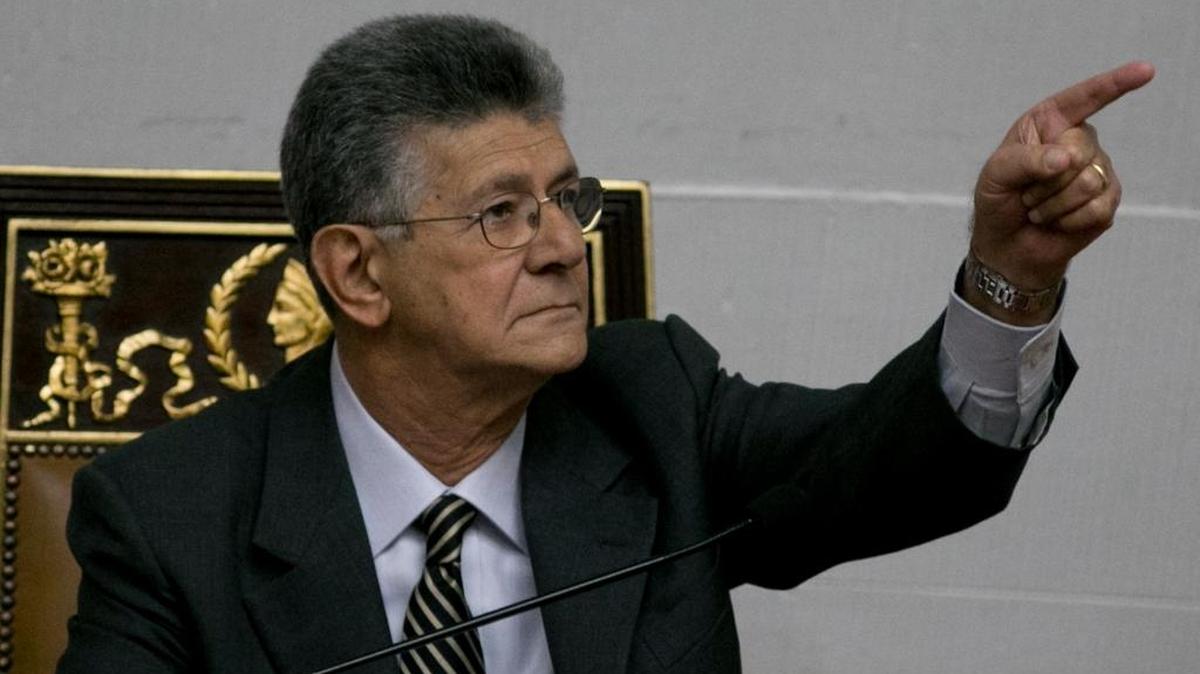 El presidente de la Asamblea Nacional, Henry Ramos Allup, da inicio a una sesión especial del Parlamento en Caracas el domingo pasado.