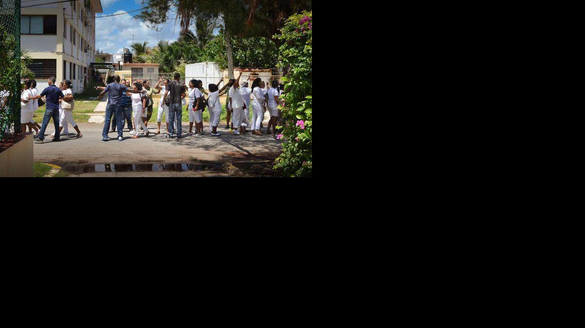 
Integrantes de las Damas de Blanco son arrestadas en La Habana, el pasado 13 de julio, cuando conmemoraban el hundimiento del remolcador 13 de Marzo.
