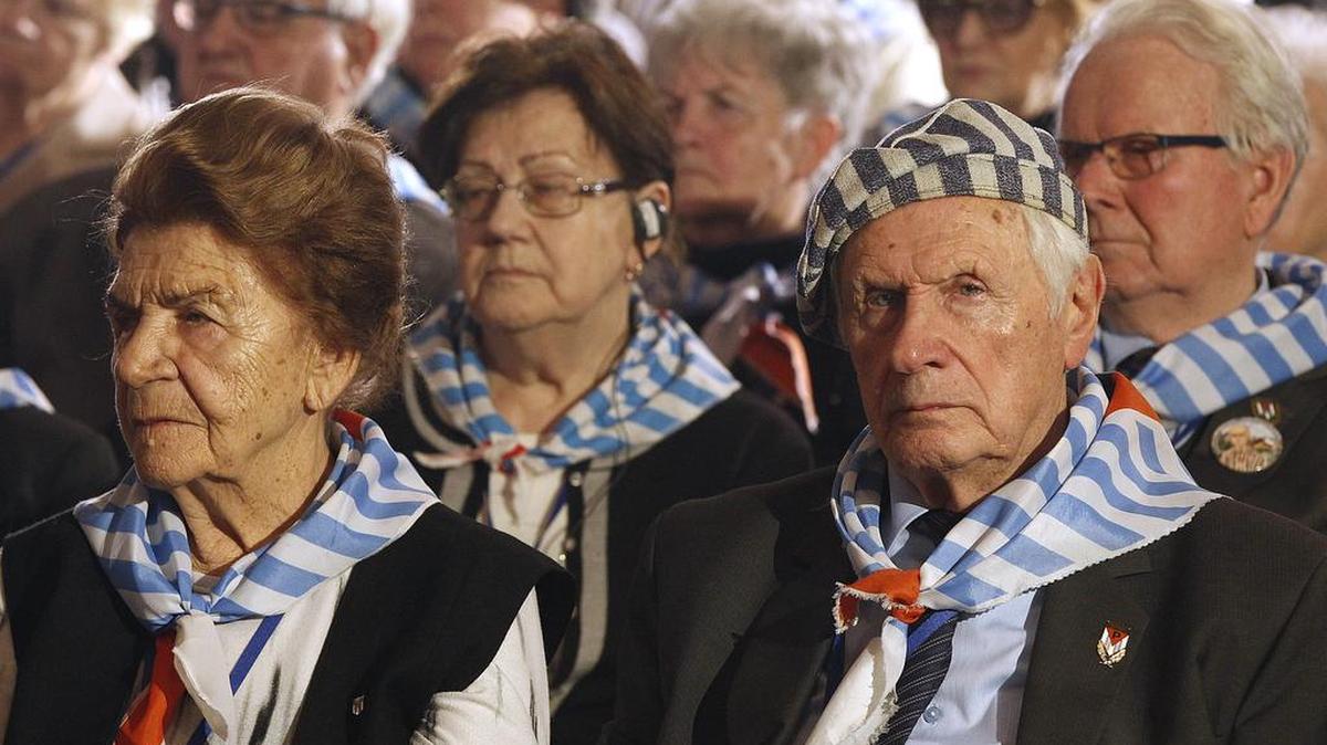 Sobrevivientes del Holocausto asisten a un acto de recordación de las víctimas en el campo de exterminio de Auschwitz, en Polonia, el 27 de enero.