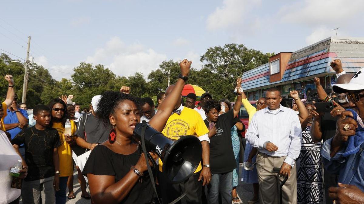 Ruth Beltrán, de Black Lives Matter Tampa, habla el 22 de julio a una multitud en el estacionamiento de Clearwater donde el joven Markeis McGlockton fue muerto a tiros durante una discusión. La policía no arrestó al homicida porque estimó que estaba bajo la protección de la ley Stand Your Ground (Defiende tu espacio).