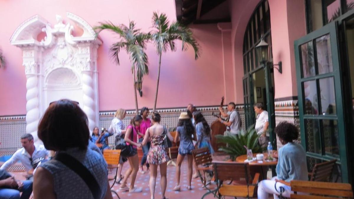 El patio del Hotel Sevilla en el Paseo del Prado, en La Habana.