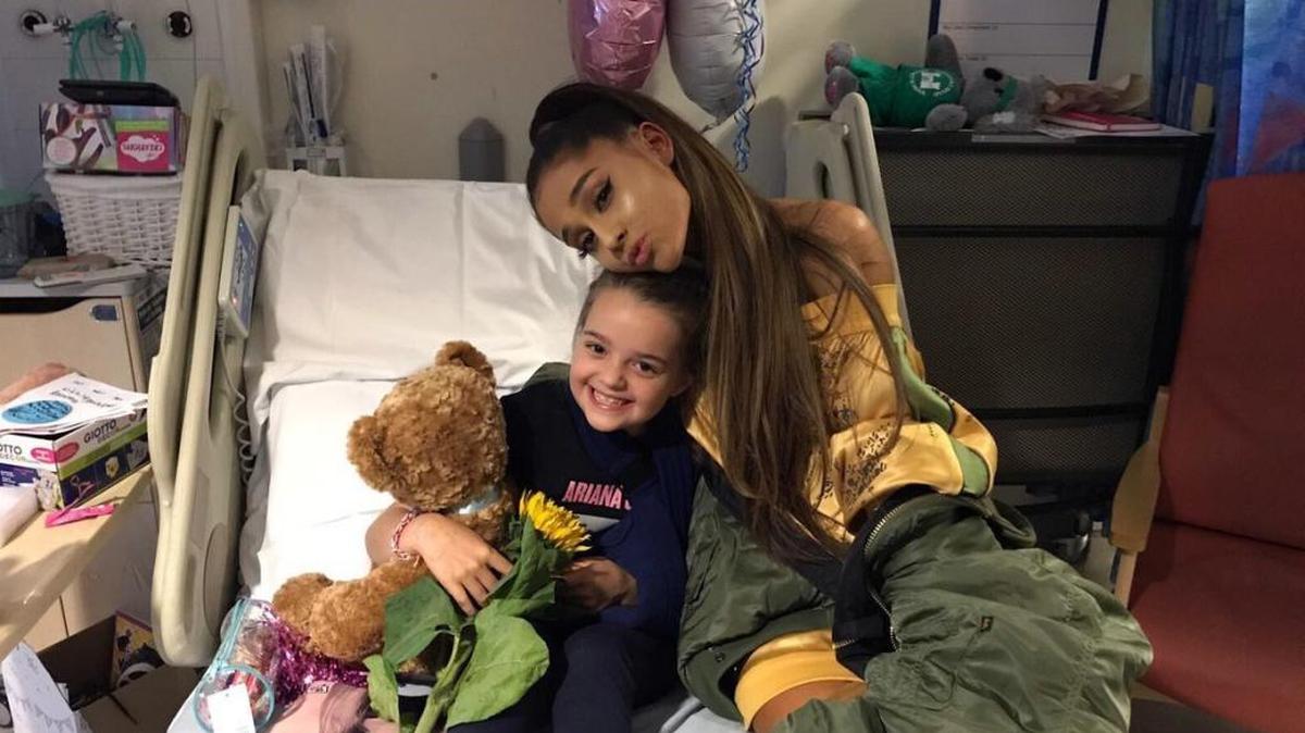 La cantante Ariana Grande abraza en un hospital de Manchester a Lily Harrison, que sufrió heridas en el atentado ocurrido el 22 de mayo.