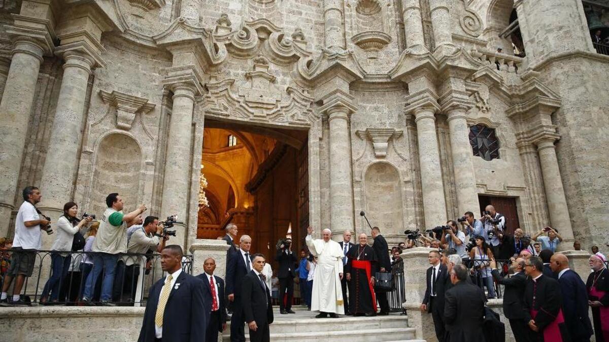 
El papa Francisco sale el domingo pasado de la Catedral de La Habana, un histórico templo construido en el siglo XVIII. El Pontífice pronunció un discurso improvisado en el momento, en vez de leer los comentarios que llevaba escritos.

