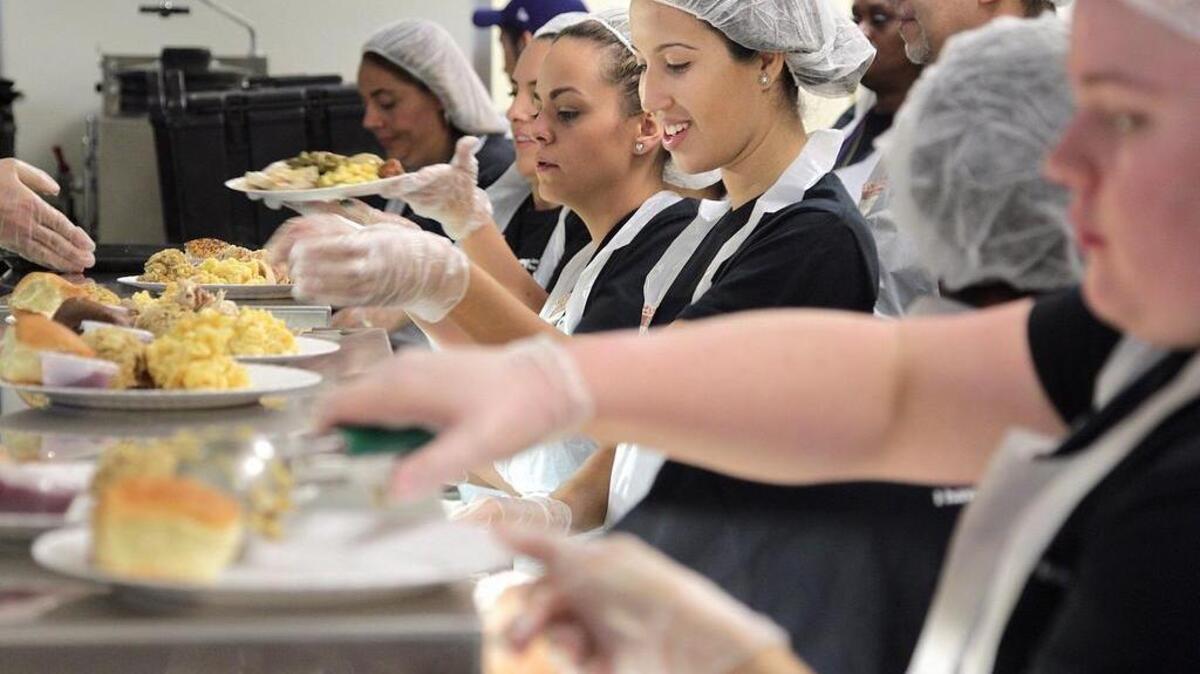 Voluntarios sirven la cena de Acción de Gracias a residentes del centro benéfico Camillus House, en Miami, en noviembre del 2015. Más de 150 pavos se asaron para el evento.