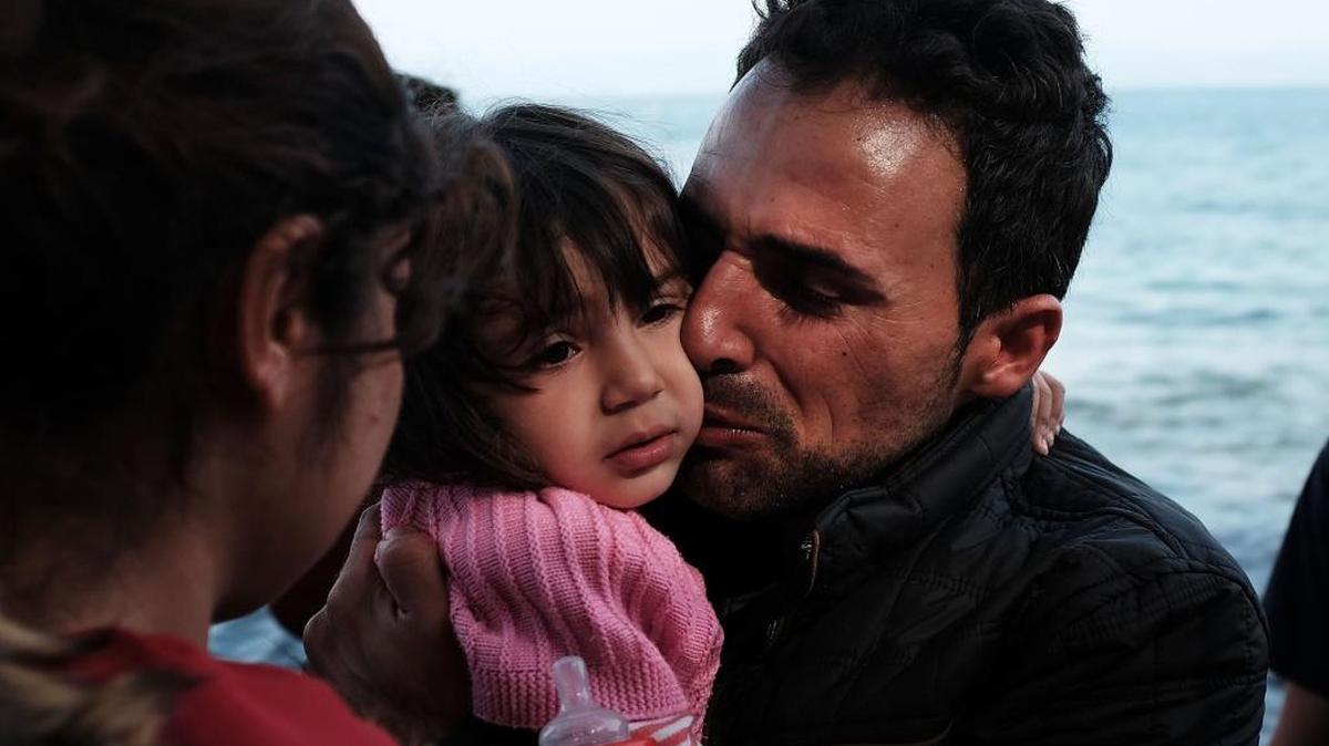 Un hombre no puede contener su emoción al cruzar el mar con su familia desde Turquía hasta la isla griega de Lesbos, el 18 de octubre.