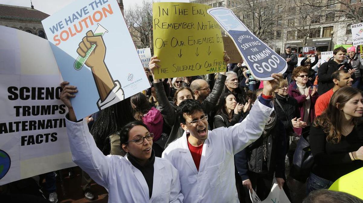 Científicos realizan una manifestación en Boston, el 19 de febrero, para pedir al gobierno de Donald Trump que reconozca la evidencia del cambio climático.