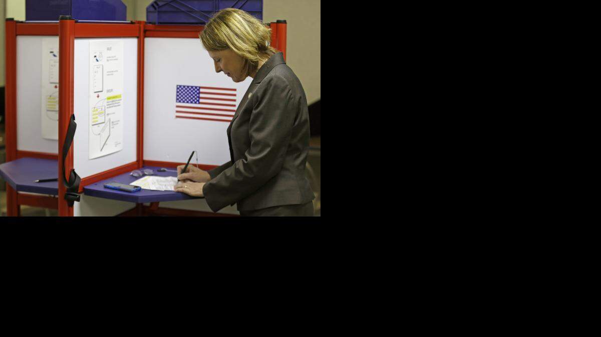 
Connie Pillich, candidata demócrata al puesto de Tesorero de Ohio, vota en Cincinnati el martes pasado.
