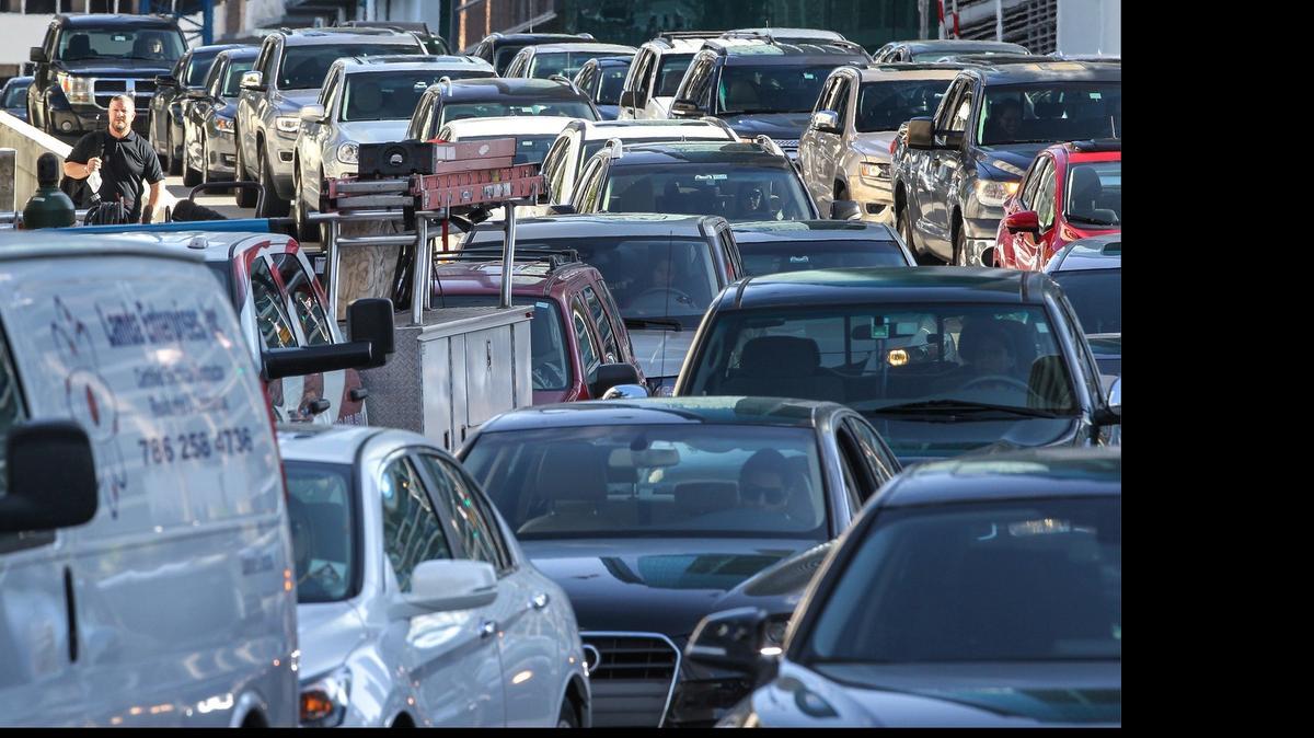 
El tráfico automotor sobre el puente de la avenida Brickell es una muestra de la congestión vehicular en el condado.

