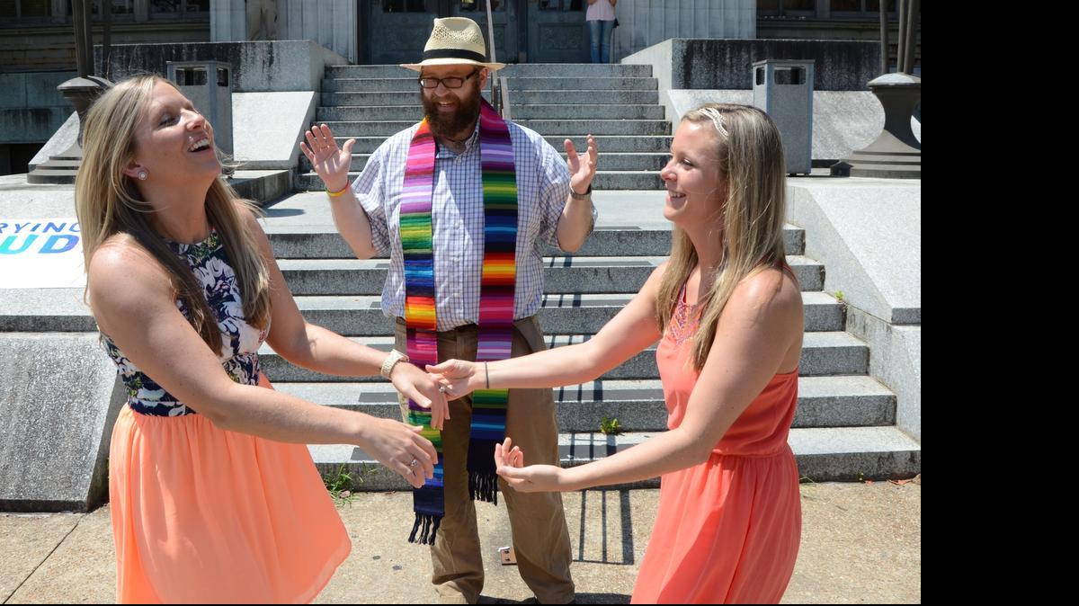 
Tiffany Brosh (izq.) y Laurin Locke de Pearl, Miss., son la primera pareja del mismo sexo que se casa en Jackson. La ceremonia fue oficiada por Justin McCreary de la Iglesia Unitaria Universalista de Jackson.


