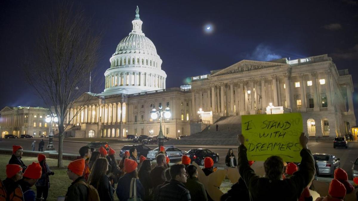 Jóvenes inmigrantes conocidos como Dreamers y partidarios protestan frente al Capitolio de Washington el 21 de enero por la falta de un acuerdo migratorio que los proteja.