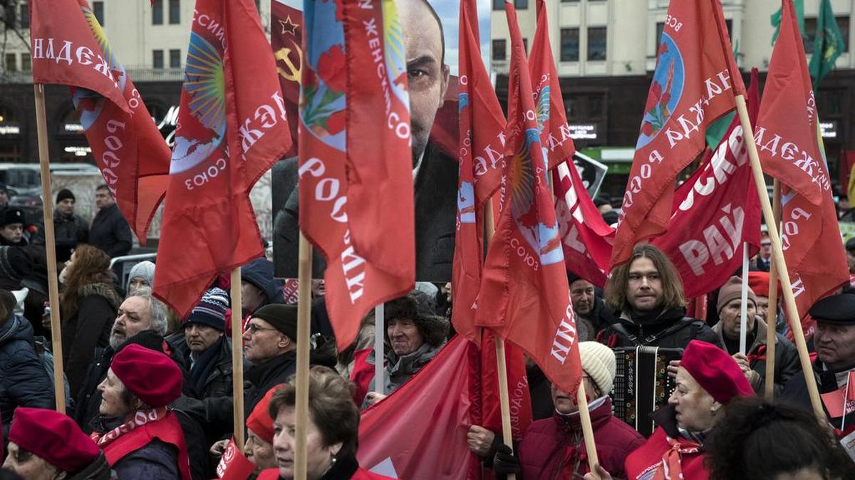 Miembros del Partido Comunista rusa conmemoran el centenario de la Revolución de Octubre en Moscú, el pasado 7 de noviembre.