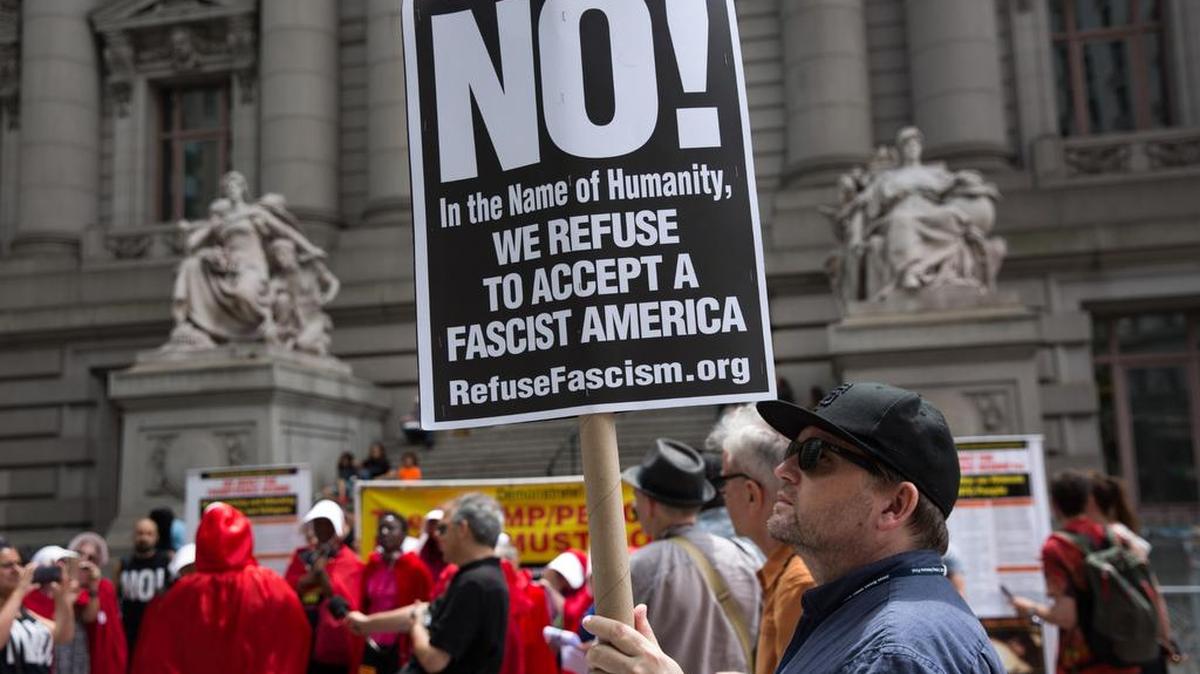 Activistas protestan contra la política de inmigración del presidente Trump frente al Departamento de Seguridad Nacional en Nueva York, el 31 de julio.