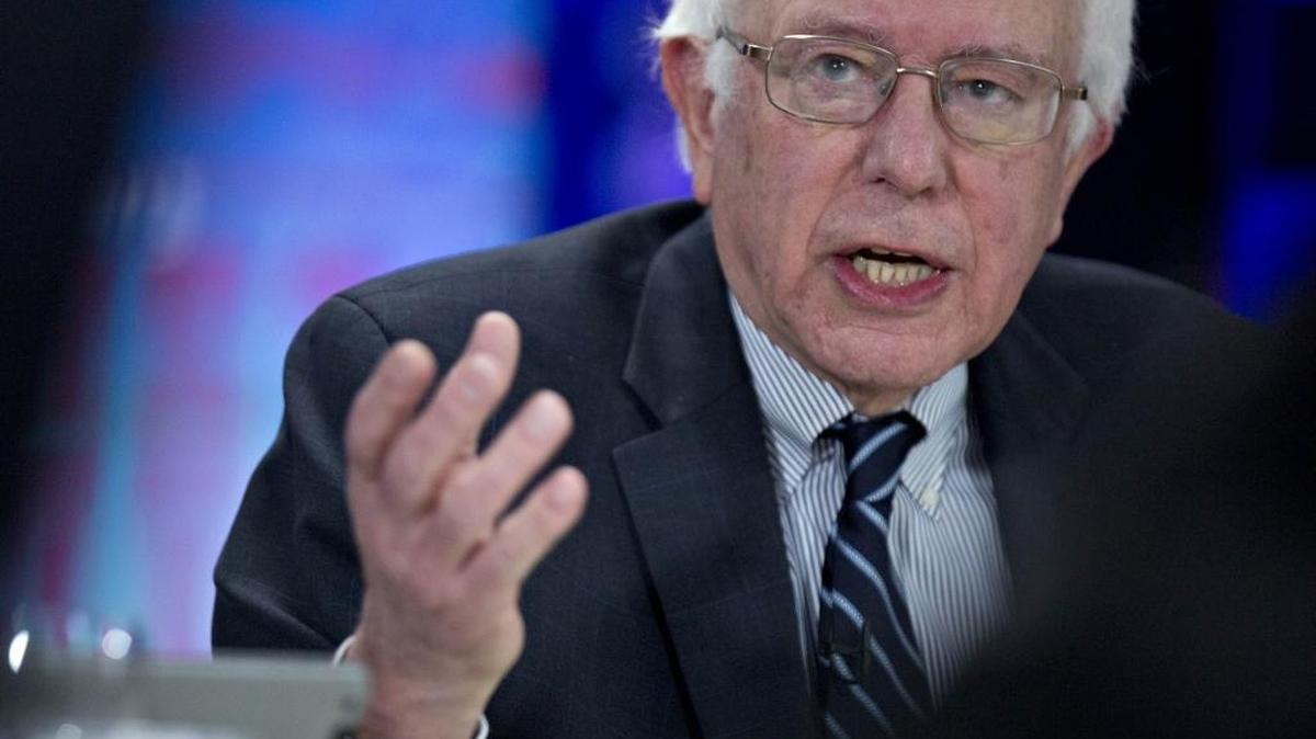 El senador y aspirante a la candidatura demócrata para la presidencia, Bernie Sanders, durante una entrevista con Bloomberg Politics en Des Moines, Iowa, el jueves.