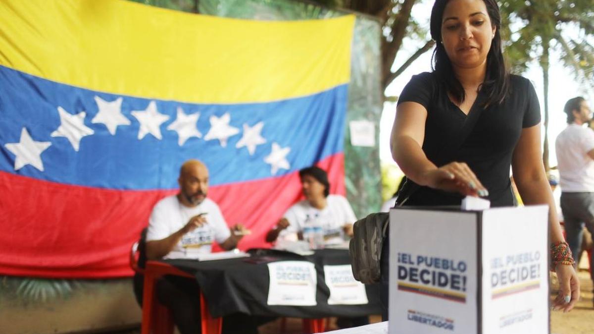 Una venezolana vota en Río de Janeiro en el referendo convocado por la oposición contra Nicolás Maduro, el 16 de julio.