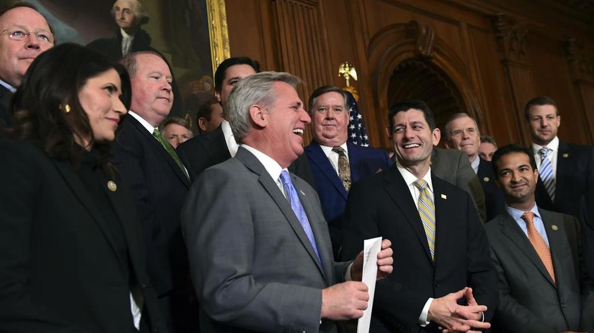 El líder de la mayoría de la Cámara, Kevin McCarthy (centro), y el presidente de la Cámara, Paul Ryan (der.), muestran su júbilo después de una votación en el Capitolio de Washington sobre la reforma fiscal, el 16 de noviembre.
