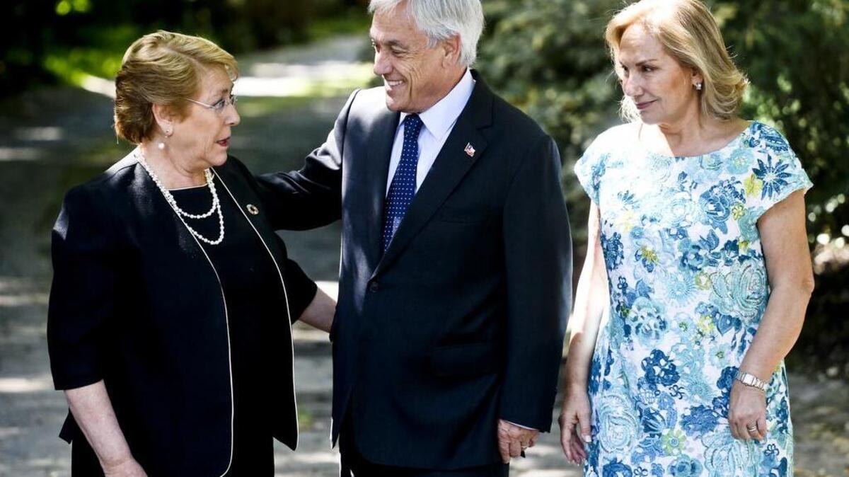 La presidenta chilena Michelle Bachelet (izq.) habla con el presidente electo Sebastián Piñera y su esposa, Cecilia Morel, en Santiago el 18 de diciembre.