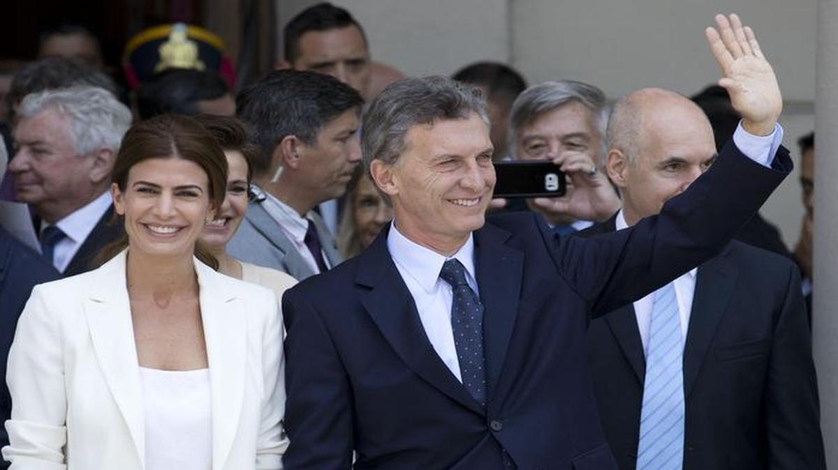 El presidente de Argentina, Mauricio Macri, saluda a simpatizantes junto a la primera dama, Juliana Awada, al salir de una misa en la catedral de Buenos Aires, el 11 de diciembre.