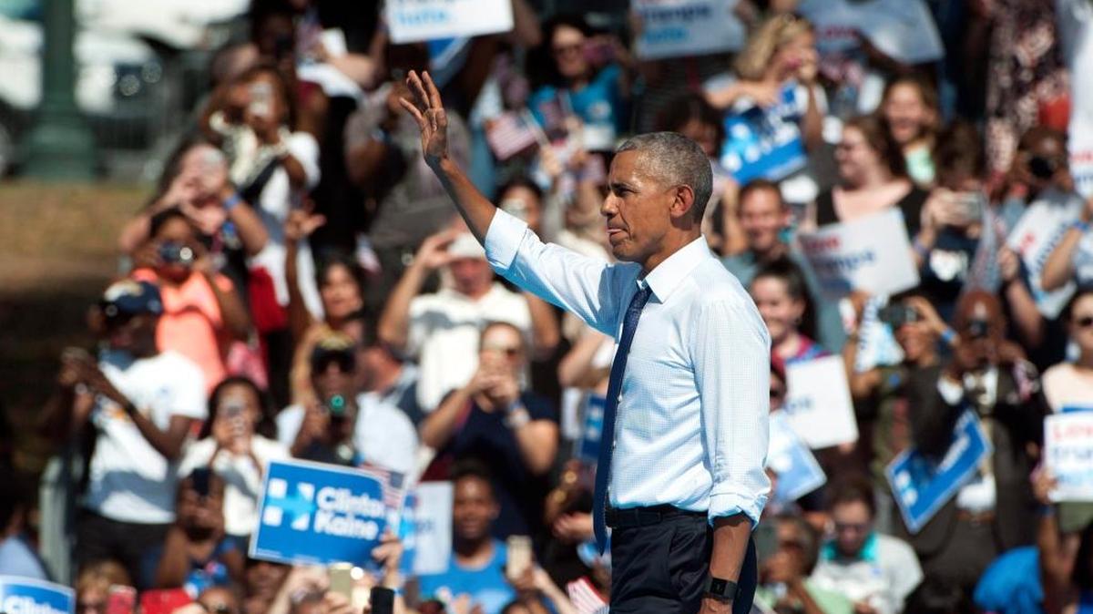 El presidente Barack Obama saluda a simpatizantes en un evento en apoyo de la candidata demócrata, Hillary Clinton, este martes en Filadelfia.