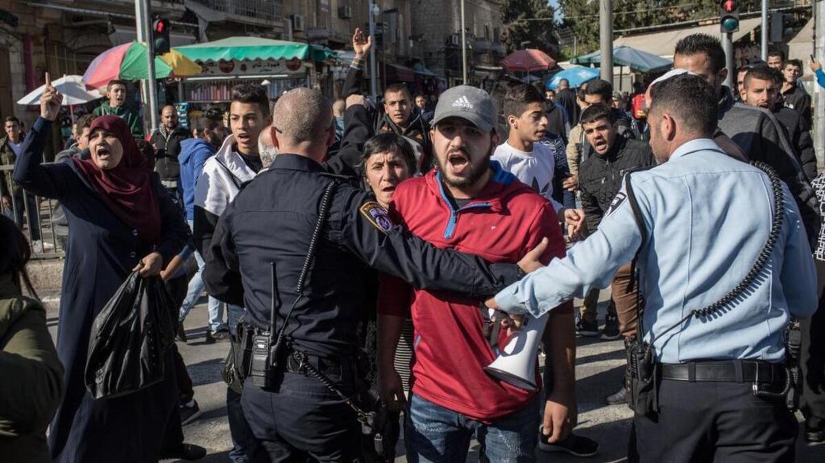 Policías israelíes contienen a manifestantes junto a la Puerta de Damasco, en la Ciudad Vieja de Jerusalén, el 8 de diciembre.