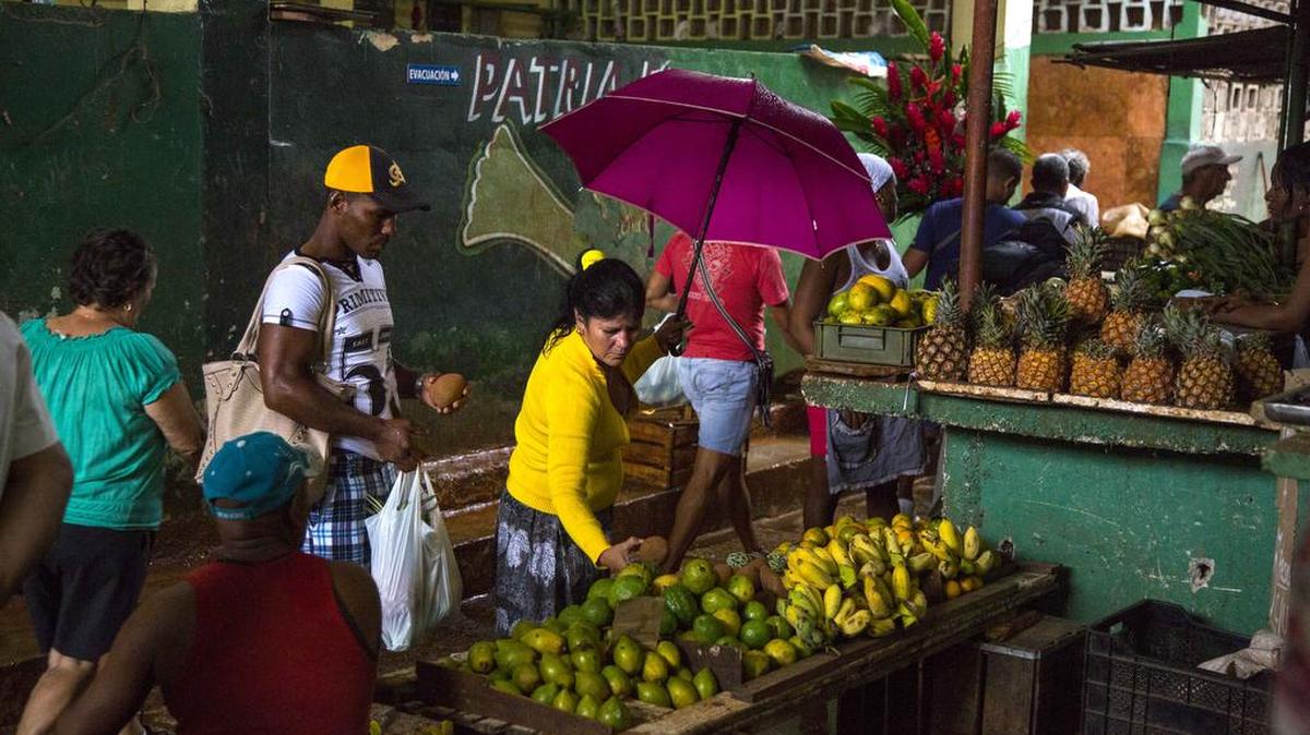 La gente de compras en el mercado El Egido, La Habana, en diciembre. Los negocios cubanos están prosperando debido a las renovadas relaciones con EEUU.