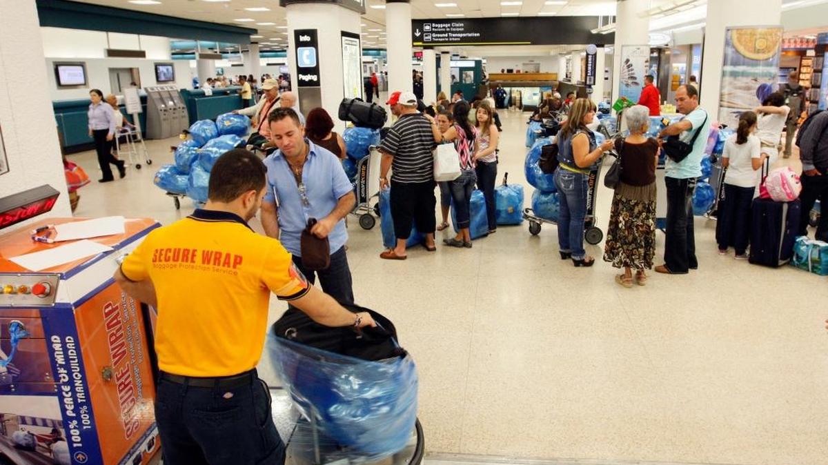 Imagen de archivo de un grupo de pasajeros antes de viajar a Cuba desde el Aeropuerto Internacional de Miami.