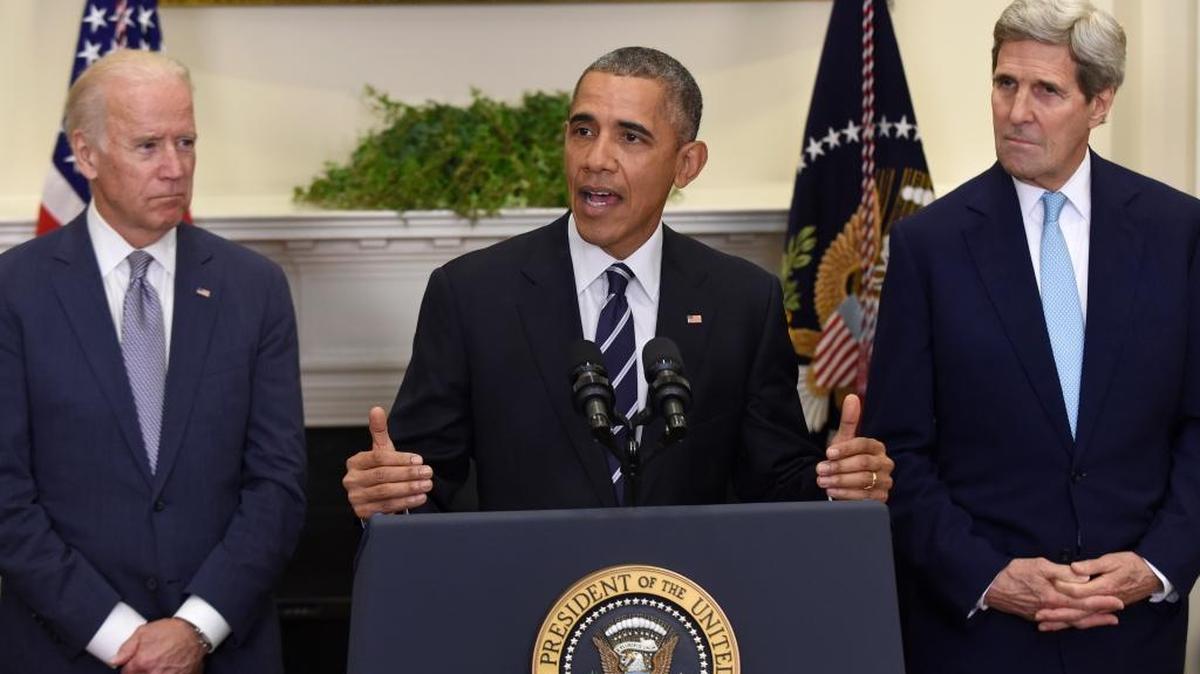 El presidente Barack Obama, junto al vicepresidente Joe Biden (izq.) y el secretario de Estado John Kerry, anuncia su rechazo al oleoducto Keystone XL este viernes, en la Casa Blanca.