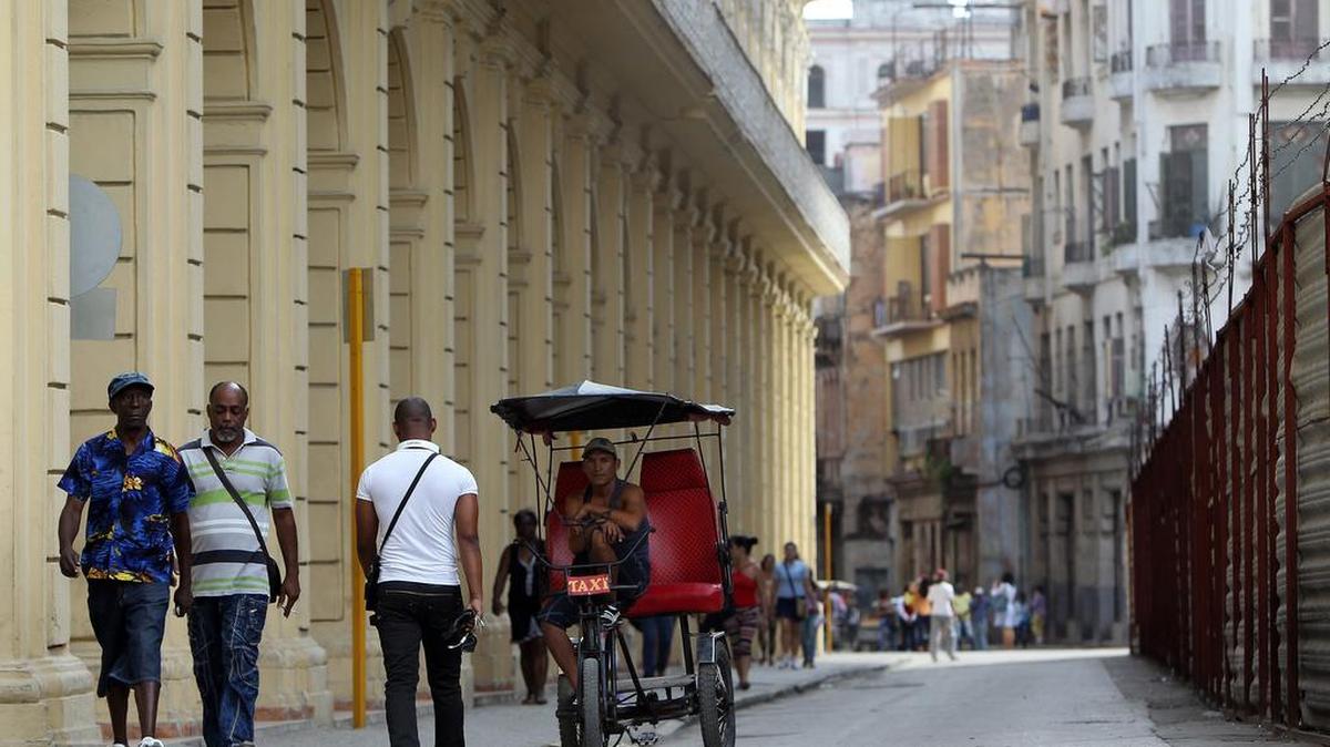 Un bicitaxista permanece en la entrada de un hotel en La Habana, en esta imagen de enero de 2015.