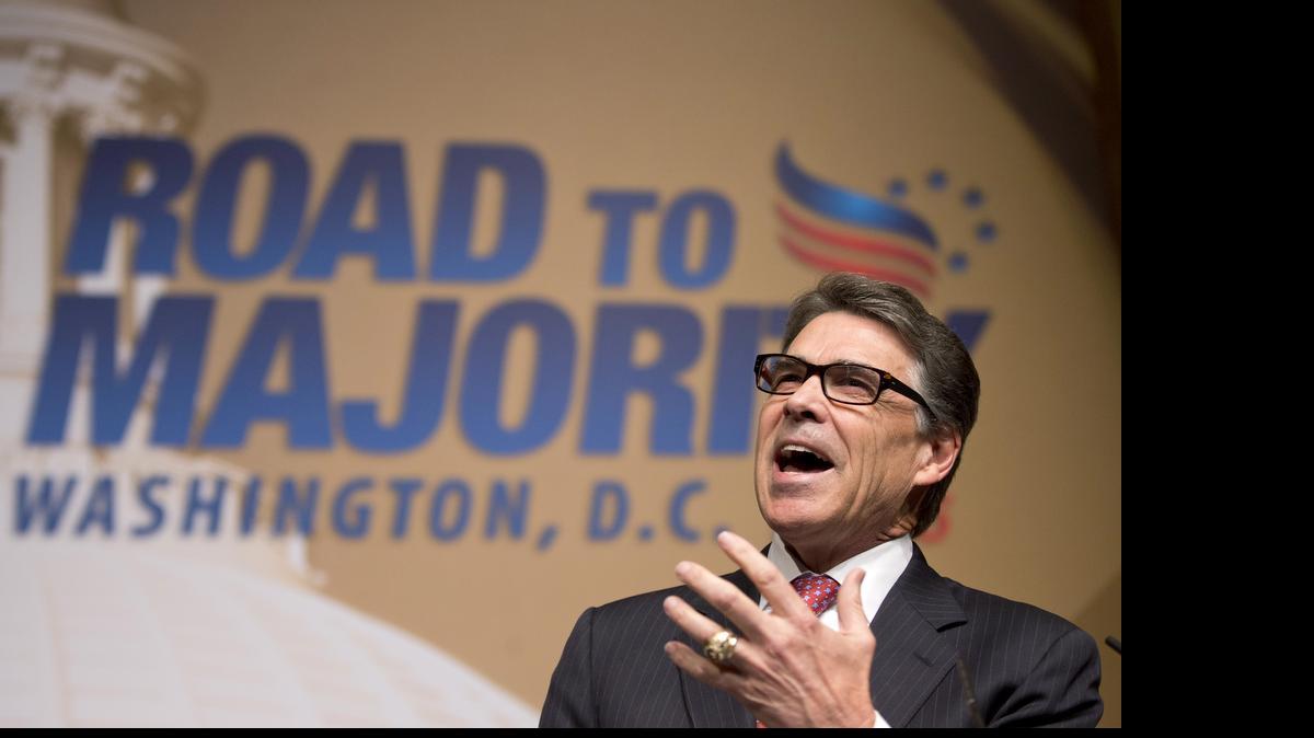 
El candidato presidencial republicano y ex gobernador de Texas, Rick Perry, es uno de los pocos aspirantes a la presidencia que ha portado armas por la nación. 

