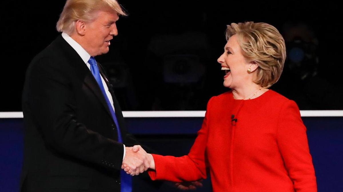 La candidata demócrata a la presidencia, Hillary Clinton, saluda al aspirante republicano, Donald Trump, al concluir el primer debate en la Universidad Hofstra, en Nueva York, el 26 de septiembre.
