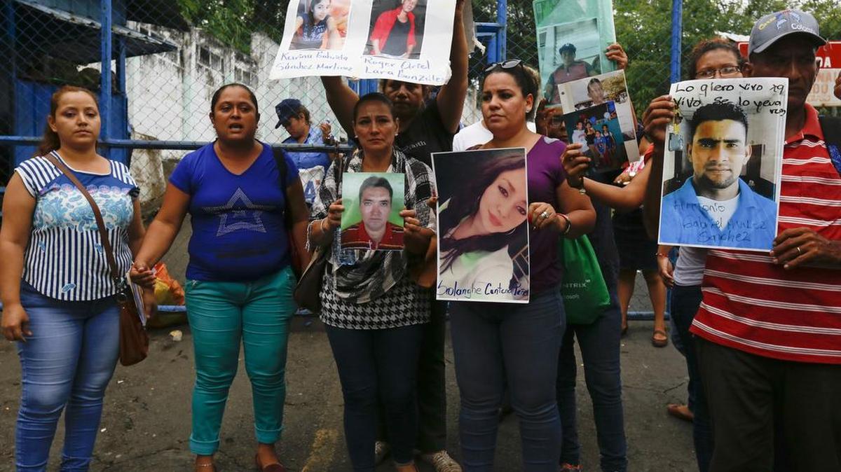 Familiares de opositores detenidos reclaman su liberación frente a la cárcel de El Chipote, en Managua, el 28 de junio.