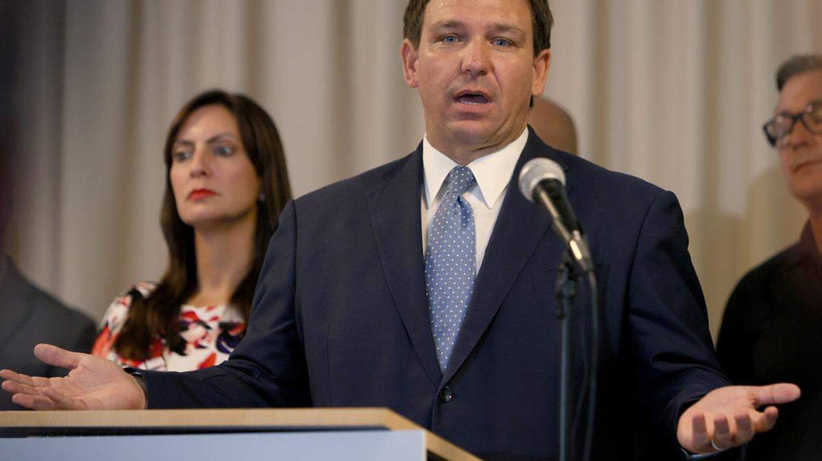 Foto de archivo. El gobernador Ron DeSantis y su administración obtuvieron el viernes la aprobación para suspender el fallo de un juez del Condado Leon que indicaba que estado no podía hacer cumplir una prohibición de mandatos de uso de mascarillas en las escuelas.